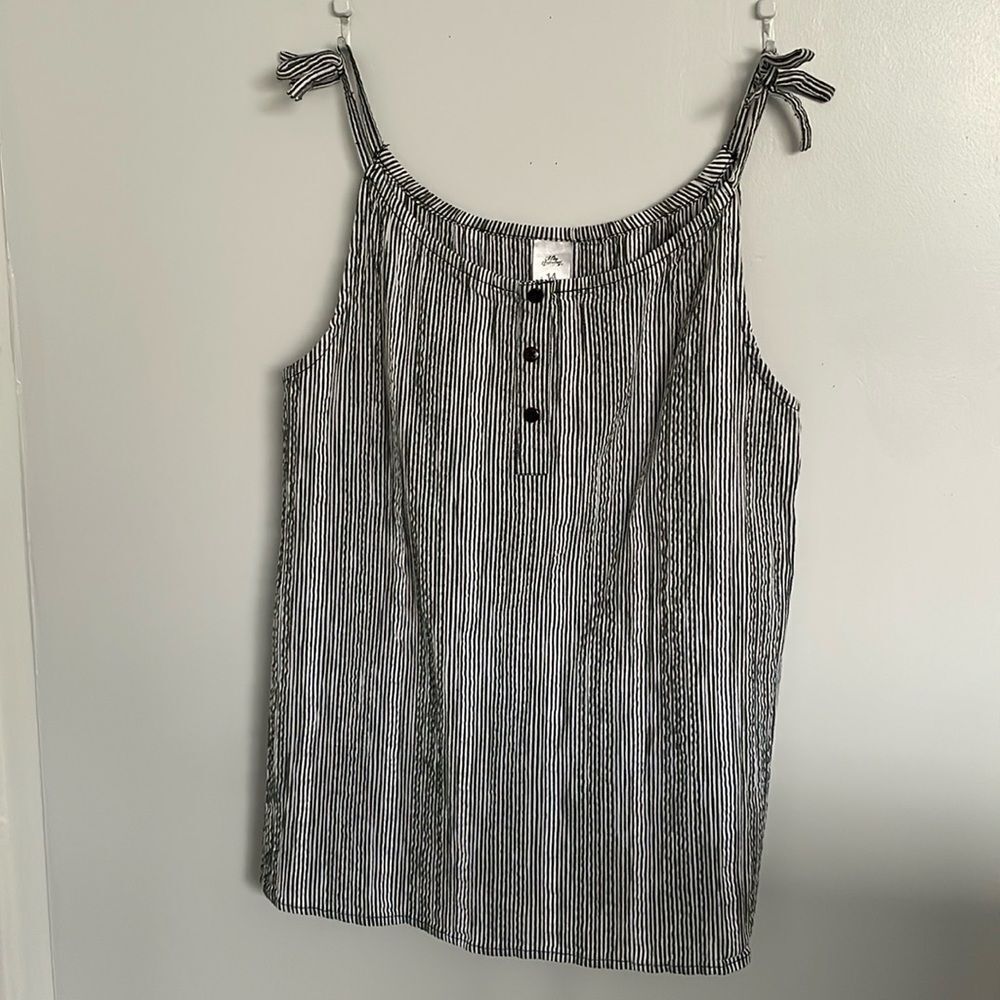 Women’s size M Sleeveless Buttoned Camisole